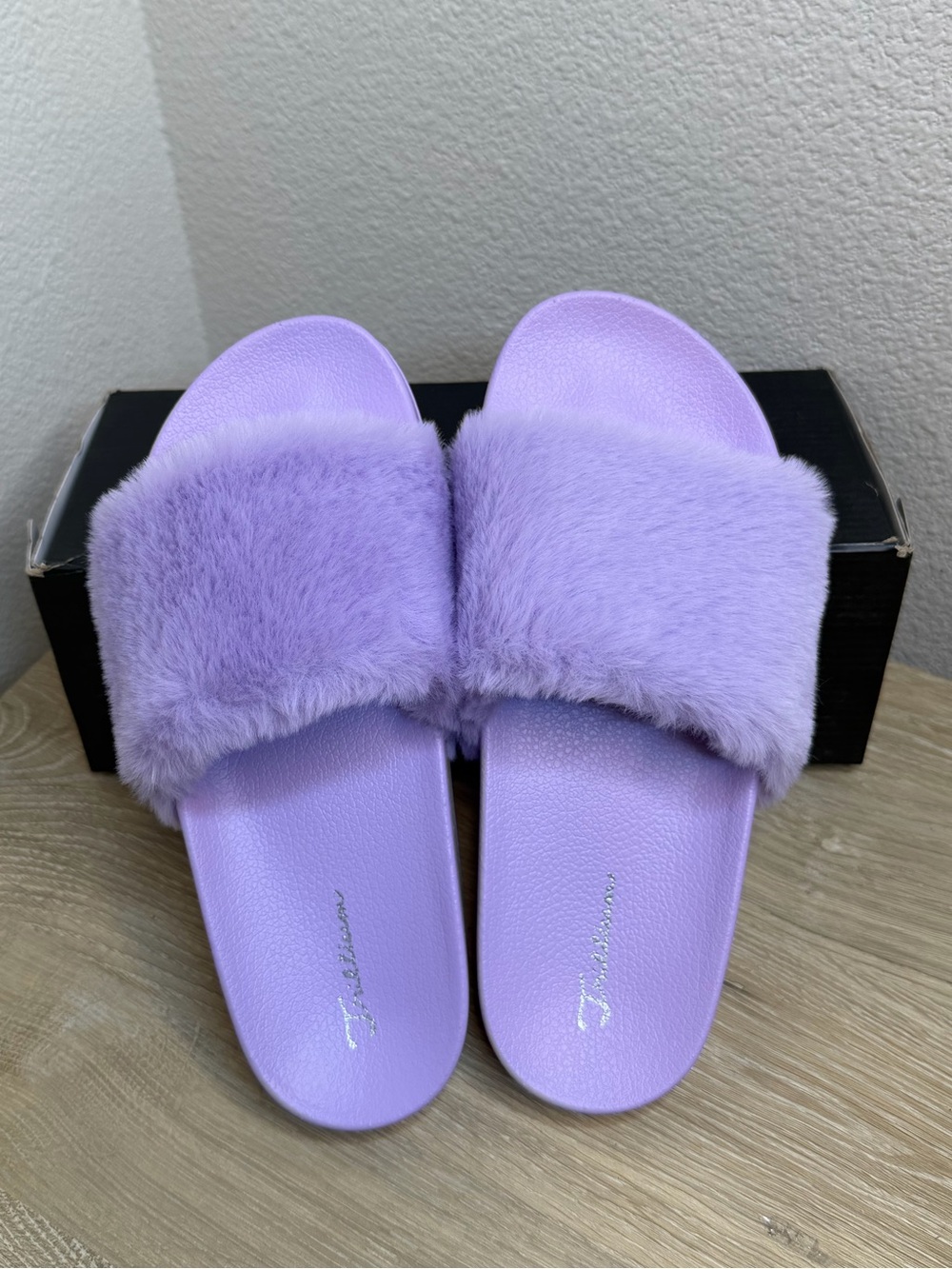 Trillium Lavendar Faux Fur Slides NIB